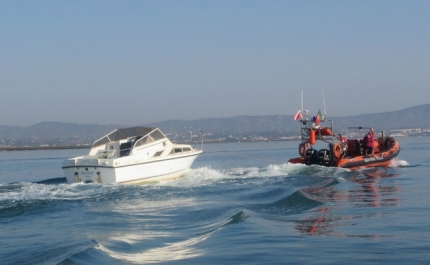 Autoridade Marítima recolhe embarcação abandonada e à deriva na Ria Formosa