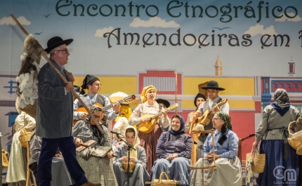 Encontro Etnográfico Amendoeiras em Flor com casa cheia em Altura