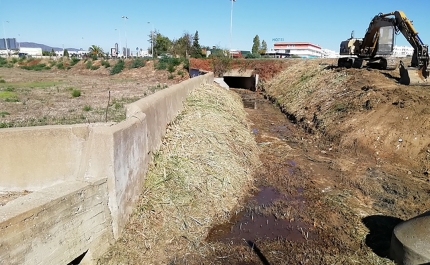 AmbiOlhão procede a desobstrução e limpeza de linhas de água