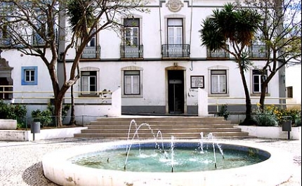 Câmara de Castro Marim demoliu edifício degradado na praia de Altura