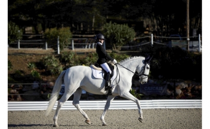 A Louletana Leonor Coelho e a sua nova parceira de pista entoam Hino de Portugal, em concursos internacionais 