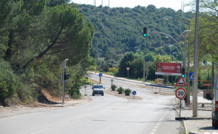 MUNICÍPIO DE SILVES INSTALOU SEMÁFOROS PARA VELOCIDADE CONTROLADA NA SAÍDA DA PONTE RODOVIÁRIA DE SILVES PARA LAGOA E ALGOZ