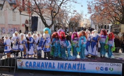 Pequenos Reis do Carnaval  coloriram avenida olhanense