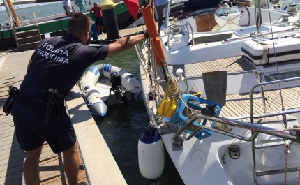 Embarcações «à garra» em Olhão devido ao vento moderado de oeste