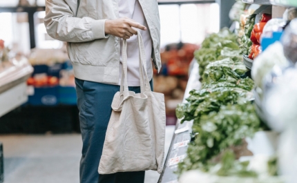 Cestos de compras estão mais pequenos e mais caros, diz estudo