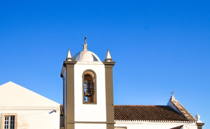 Dia da Cal pinta de branco vila de Cacela Velha