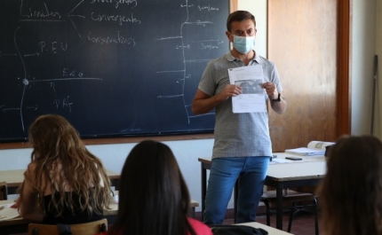 Professores querem apoios para pagar despesas de docentes deslocados