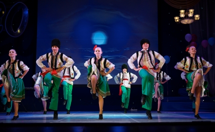Mega coreografia  reúne danças do mundo em VRSA