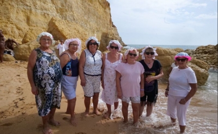 Meia centena de seniores recria Banhos de São Miguel na Praia do Carvoeiro
