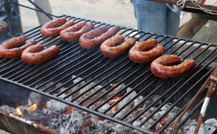 Festa das Chouriças manteve tradição viva em Alte, apesar da chuva
