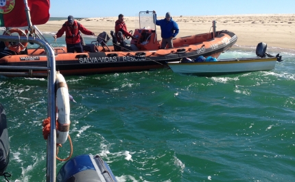 Estação Salva-vidas do ISN resgata cidadão em embarcação à deriva na Barra da Armona