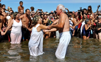 Praia da Manta Rota revive tradição do Banho Santo