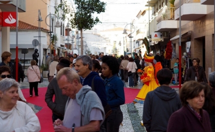 Estátuas humanas ilustraram o «coração» de Lagoa 