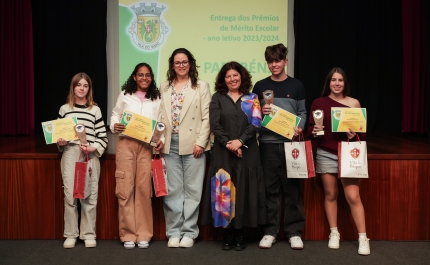 CÂMARA MUNICIPAL DE VILA DO BISPO ATRIBUI PRÉMIOS DE MÉRITO ESCOLAR AOS MELHORES ALUNOS DO 6º E 9º ANO