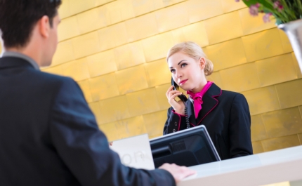 O serviço de portaria pode pedir identificação a quem entra ou sai de um prédio?