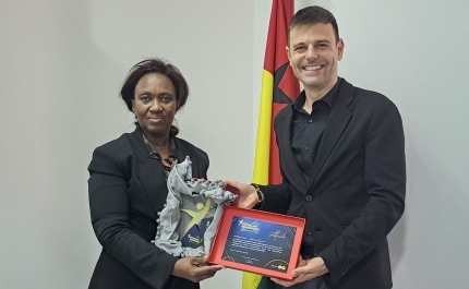 Atleta do Algarve, Usumane Djumo doa Troféu à Federação de Atletismo da Guiné-Bissau