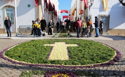 Tapetes floridos regressam às ruas de São Brás de Alportel no Domingo de Páscoa na Ancestral Procissão da Aleluia