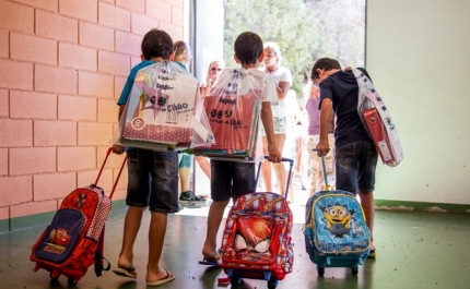 Mais de 5 mil alunos recebem manuais a material escolar da Autarquia