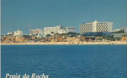 Exposição «Sol, Sardinhas e Sombreiros» marca verão em Portimão ao revisitar a história do turismo com uma abordagem inovadora 
