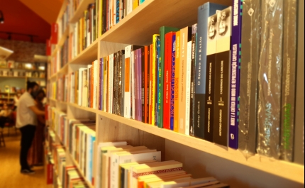 Novo estado de emergência com confinamento, aulas à distância e livros nos supermercados
