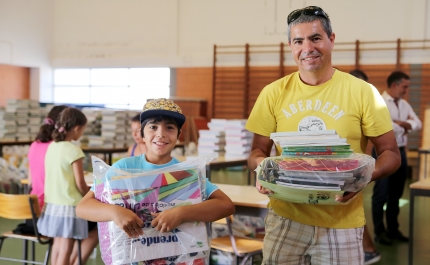 Presidente da Autarquia de Olhão entrega livros e material escolar aos alunos do concelho