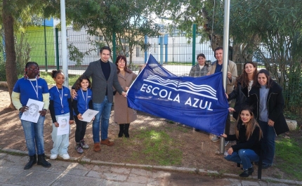 BANDEIRA «ESCOLA AZUL» HASTEADA EM SEIS ESCOLAS DE ALBUFEIRA EM NOME DE UMA LITERACIA DO OCEANO