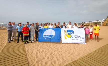 ALBUFEIRA HASTEIA BANDEIRA AZUL E PRAIA ACESSÍVEL DA PRESENTE ÉPOCA BALNEAR