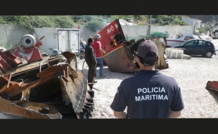 Finalizada remoção de embarcação de pesca «Avô Melro» do portinho da Arrifana