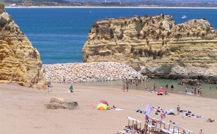 Quercus condena obras da praia Dona Ana, no Algarve, e pede “mais cuidado” 