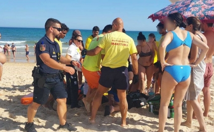 Elementos do Projeto «SeaWatch» auxiliam um homem na praia de Altura em Castro Marim