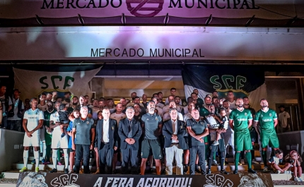 Jogadores do Farense chegaram à boleia de moto para apresentação aos adeptos