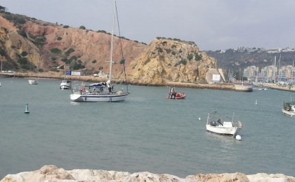 Estação Salva-vidas de Ferragudo auxilia cinco tripulantes de veleiro junto à Marina de Albufeira