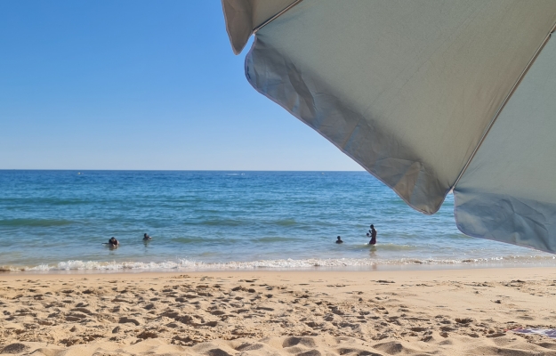 Imposição de não colocar chapéus-de-sol frente a concessões é um «abuso»