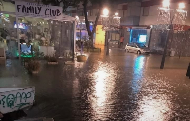 Chuva forte inunda várias ruas de Quarteira [c/vídeos]
