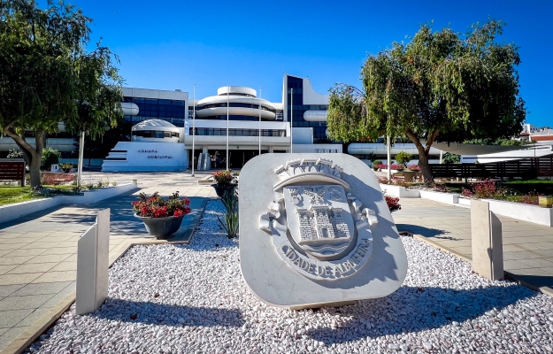 CÂMARA MUNICIPAL DE ALBUFEIRA SUSPENDE DIRIGENTES MUNICIPAIS