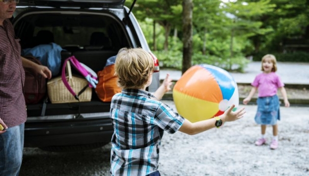 Vais de férias com filhos? Evita stress com este guia