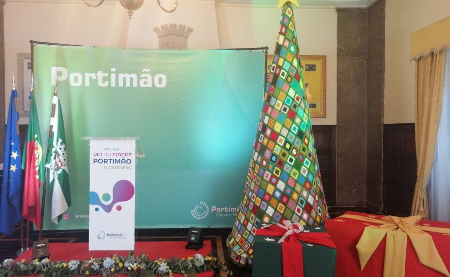 Árvores de Natal e presépio em crochet tricotados por seniores e moradores dos bairros sociais de Portimão