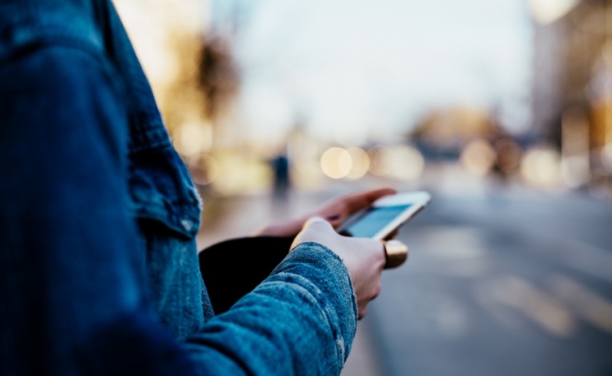 Jovens retiram tempo à família, ao sono, e ao exercício para estarem online