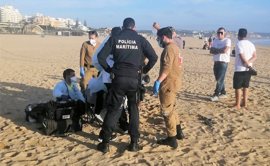 Auxiliada mulher de 60 anos na praia da Rocha em Portimão