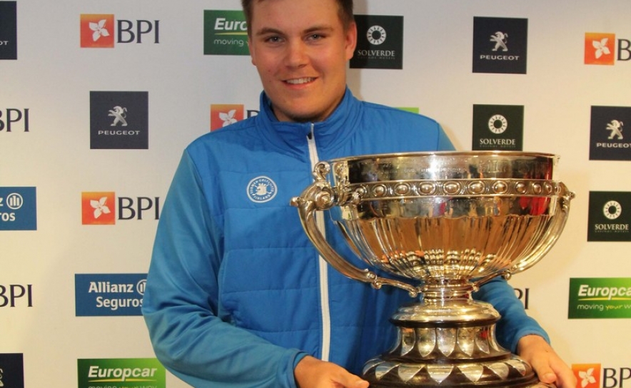 Sami Valimaki com a taça de campeão do CIAMP de 2017, por João Coutinho-PR 