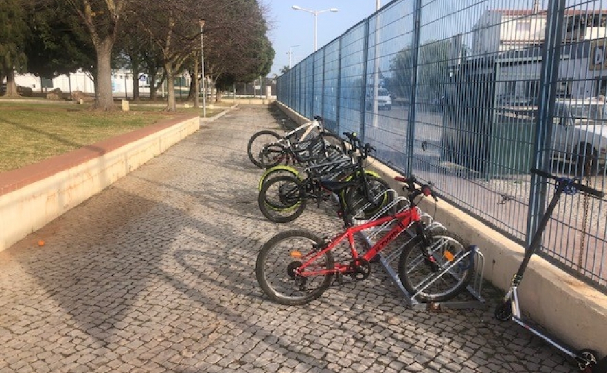 Parque escolar são-brasense recebe suportes para bicicletas