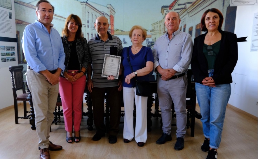 Município presta homenagem a loja do comércio local que celebra Bodas de Ouro