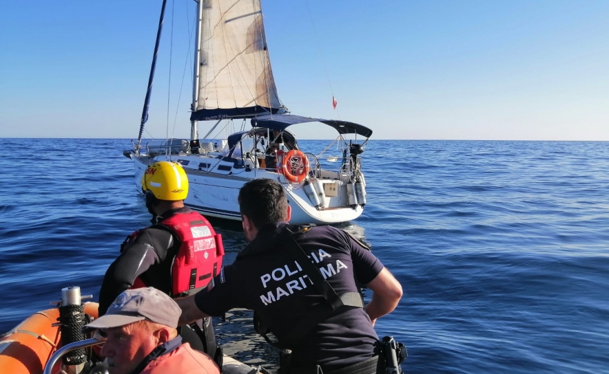 Autoridade Marítima Nacional auxilia três tripulantes de veleiro ao largo de Olhão