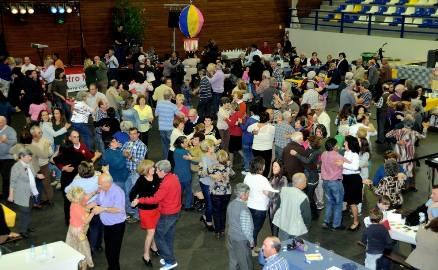 Centenas de pessoas no Baile da Pinha em Castro Marim