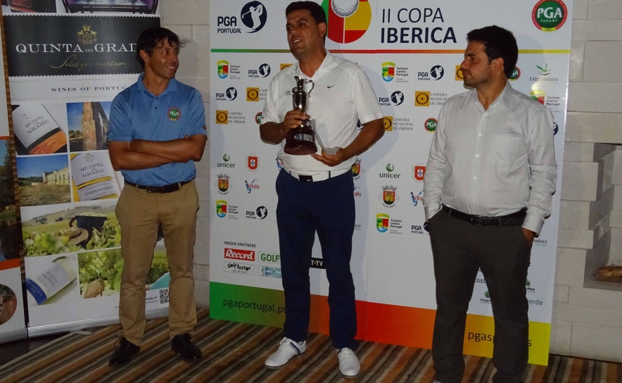 David Pastor (PGA Espanha, José Correia (PGA Portugal) com a Taça Ibérica e Pedro Portugal (Guardian Bom Sucesso Golf) por Sofia Câmara-PGA Portugal LR