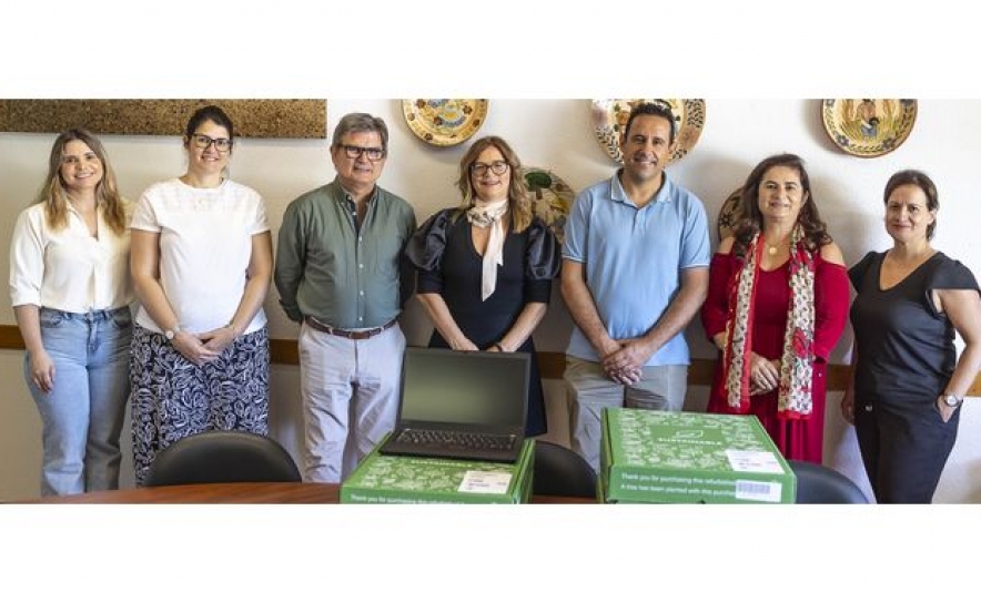 Visualforma doa cinco portáteis recondicionados a estudantes carenciados da UAlg Visualforma doa cinco portáteis recondicionados a estudantes carenciados da UAlg