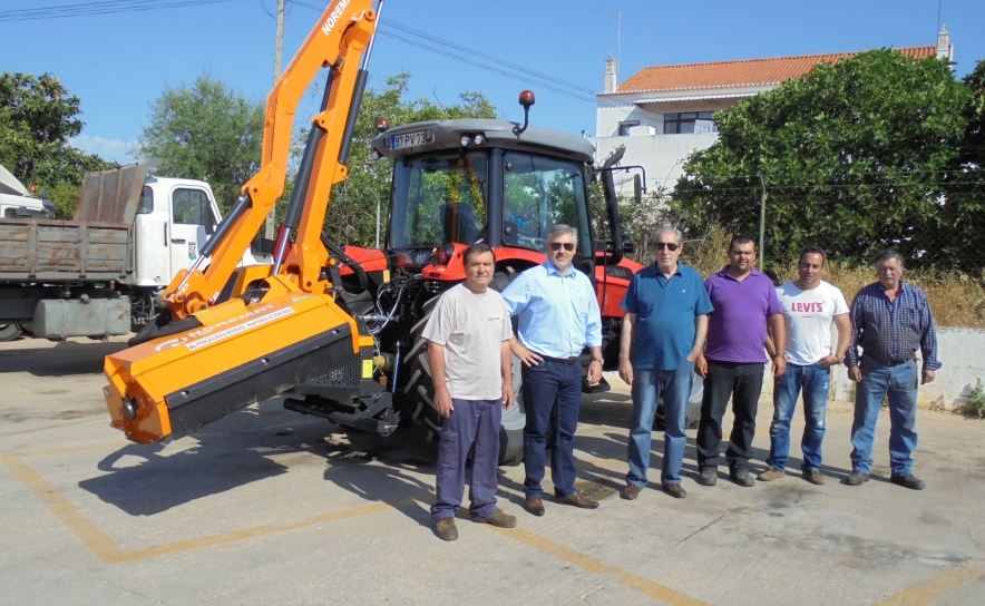 Câmara Municipal de Silves adquire nova retroescavadora e trator para limpeza de taludes e bermas