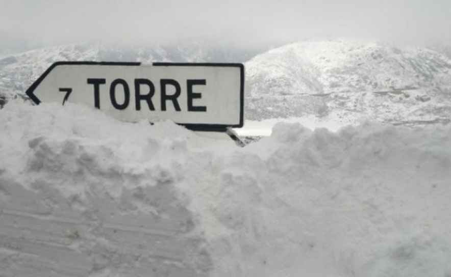 Mau tempo: Neve corta estradas na serra da Estrela
