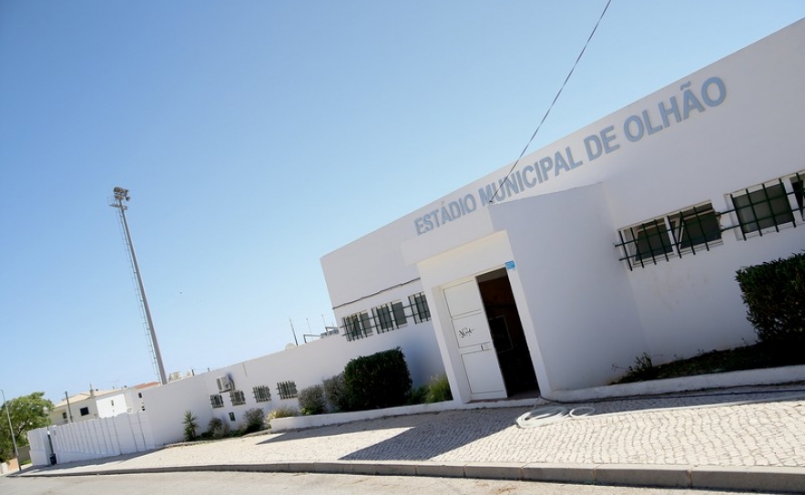 Reclusos do Estabelecimento Prisional de Olhão pintam Estádio Municipal