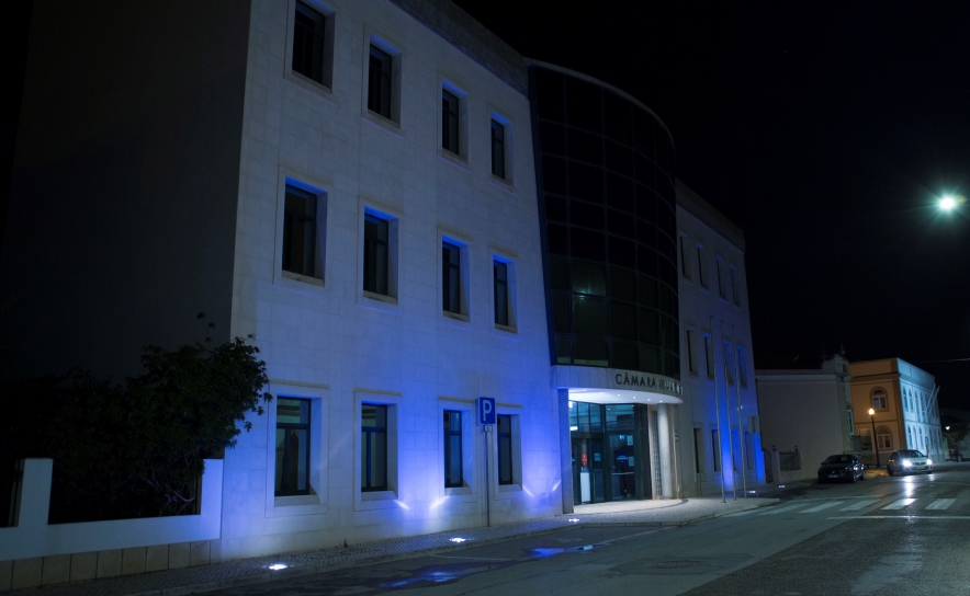 Lagoa iluminou-se de azul durante o mês da prevenção de maus-tratos infantis